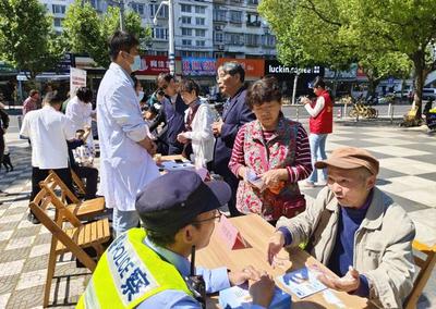 公益服務巡游便民又暖心 理發(fā)、政策宣傳與健康咨詢溫暖人心